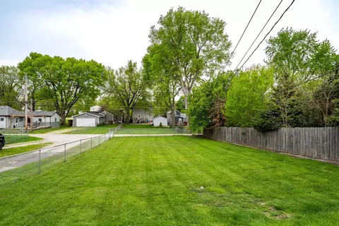 Exterior - 906 E Chestnut St, Bloomington, IL 61701 photo 4 of 7