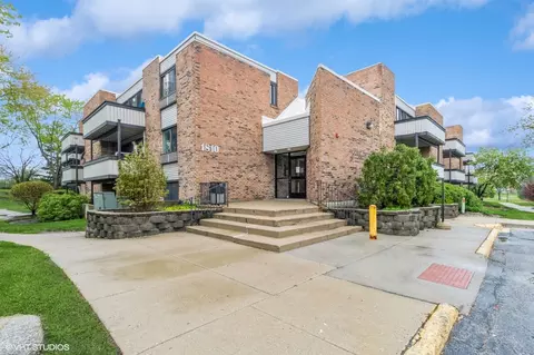1810 Hemlock Pl #102, Schaumburg, IL 60173