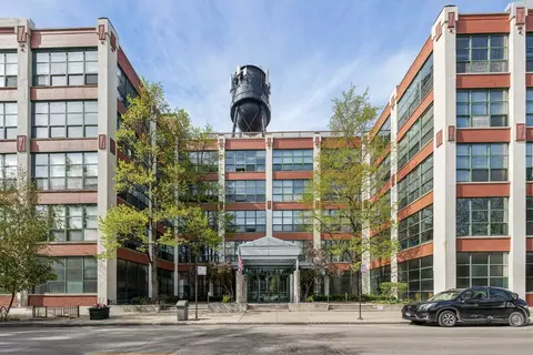 1800 W Roscoe St #223, Chicago, IL 60657