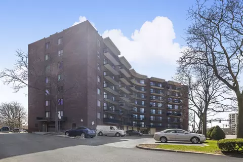 711 S River Rd #812, Des Plaines, IL 60016