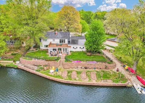 1607 W Point Dr, Mahomet, IL 61853