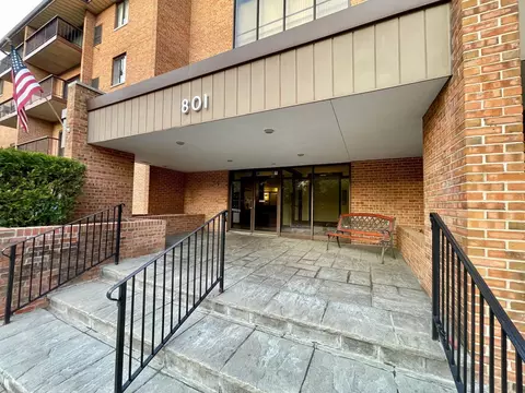 801 79th St #307, Darien, IL 60561