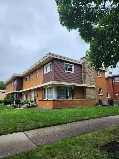 2538 W Birchwood Ave #A, Chicago, IL 60645