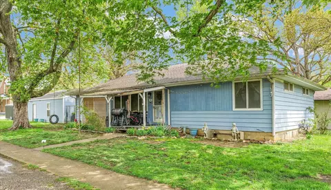 308 S Division St, Mahomet, IL 61853