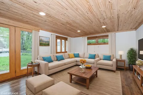 Living - 6754 S 77th Ave, Bridgeview, IL 60455 photo 2 of 2