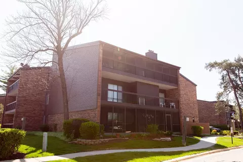 5525 Cromwell Ln #M1, Oak Forest, IL 60452