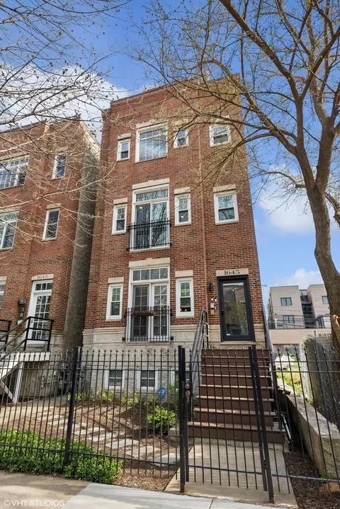 1645 W Wolfram St #2, Chicago, IL 60657