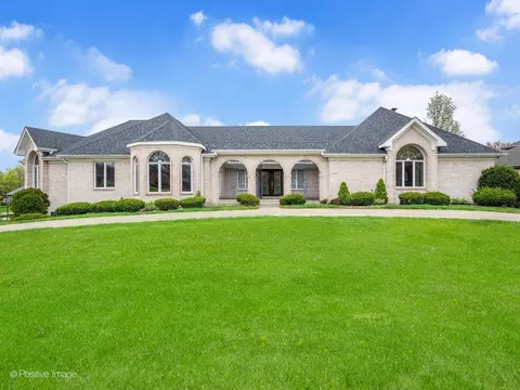 7549 Woodland Ln, Burr Ridge, IL 60527