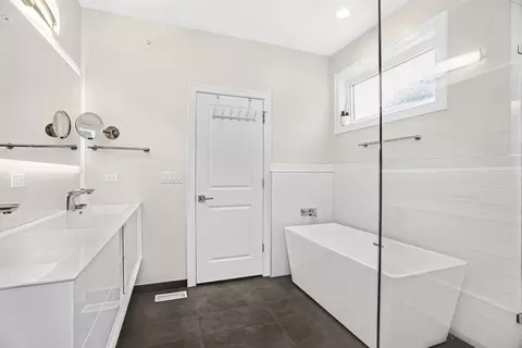 Bath - 1122 Pitner Ave, Evanston, IL 60202 photo 3 of 3