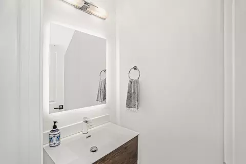 Bath - 1122 Pitner Ave, Evanston, IL 60202 photo 1 of 3