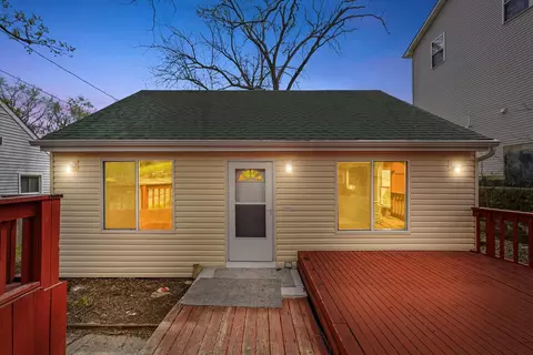 15 N Hillcrest Ave, Fox Lake, IL 60020