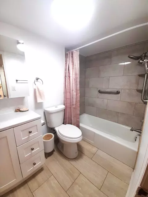 Bath - 200 Deborah Ln #14B, Wheeling, IL 60090 photo 2 of 2