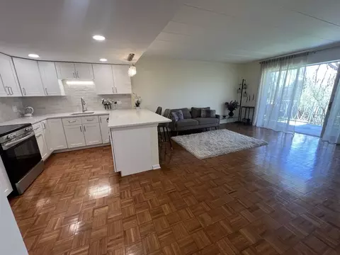 Kitchen - 200 Deborah Ln #14B, Wheeling, IL 60090 photo 6 of 6