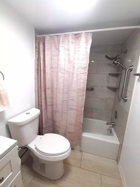Bath - 200 Deborah Ln #14B, Wheeling, IL 60090 photo 1 of 2