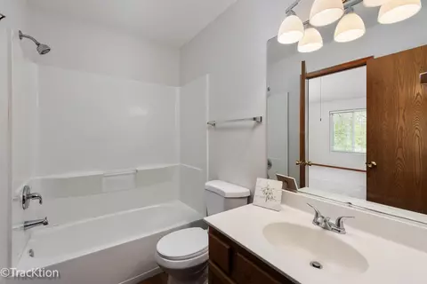 Bath - 2424 Dawson Ln, Algonquin, IL 60102 photo 2 of 3