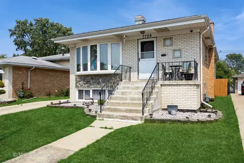 7729 Normandy Ave, Burbank, IL 60459