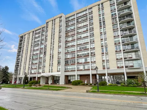 33 N Main St #4L, Lombard, IL 60148