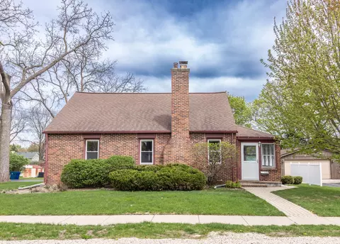 242 N Lord Ave, Carpentersville, IL 60110