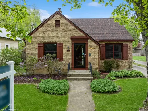 1033 Bellevue Ave, Elgin, IL 60120