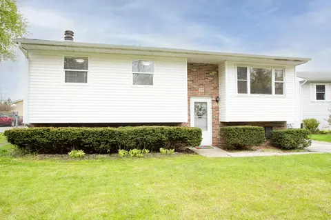 369 Maplewood Dr, Antioch, IL 60002