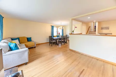 Living - 750 Evergreen Ln, Bartlett, IL 60103 photo 2 of 3