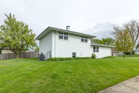 Exterior - 750 Evergreen Ln, Bartlett, IL 60103 photo 3 of 5
