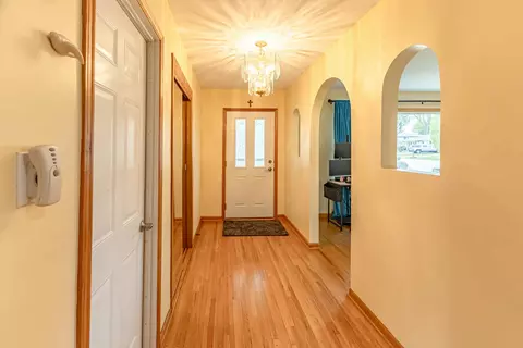 Entry Way - 750 Evergreen Ln, Bartlett, IL 60103 photo 2 of 4