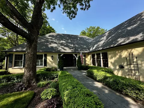 1305 Lake Shore Dr, Barrington, IL 60010