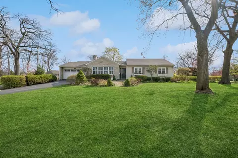 214 E Woodland Rd E, Lake Bluff, IL 60044
