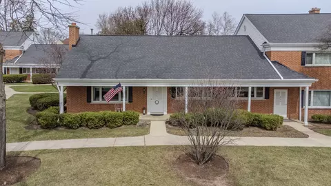 806 Chanticleer Ln #806, Hinsdale, IL 60521