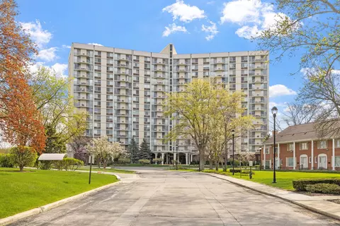 40 N Tower Rd #15K, Oak Brook, IL 60523