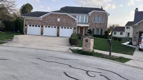 318 W Sheffield Dr, Bloomingdale, IL 60108