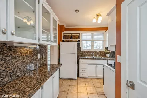 Kitchen - 210 E Burlington St, Riverside, IL 60546 photo 3 of 3