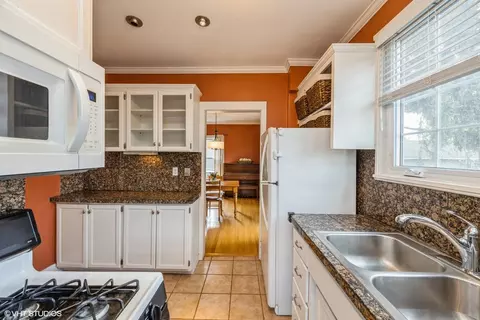 Kitchen - 210 E Burlington St, Riverside, IL 60546 photo 2 of 3
