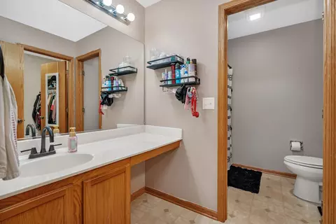 Bath - 2819 Sun Valley Dr, Plainfield, IL 60586 photo 3 of 4