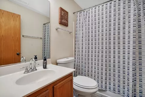 Bath - 2819 Sun Valley Dr, Plainfield, IL 60586 photo 2 of 4