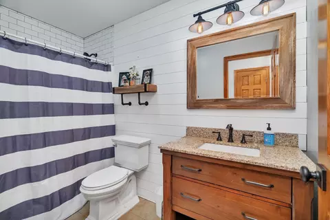 Bath - 1304 Michael Dr, Morris, IL 60450 photo 3 of 4