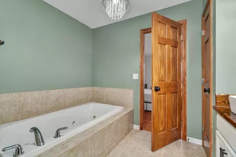 Bath - 1304 Michael Dr, Morris, IL 60450 photo 2 of 4