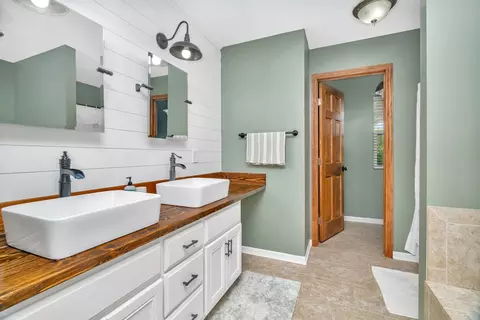 Bath - 1304 Michael Dr, Morris, IL 60450 photo 1 of 4