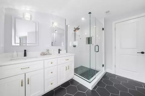 Bath - 4332 Center Ave, Lyons, IL 60534 photo 1 of 4