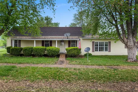 230 SW 3rd St, De Land, IL 61839