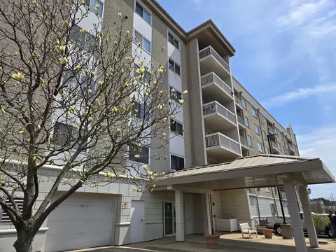 2020 Saint Regis Dr #607, Lombard, IL 60148