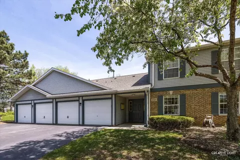 1025 Chaucer Ct E #B, Elgin, IL 60120