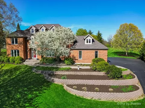 19 Lorraine Ct, Oakwood Hills, IL 60013