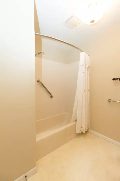 Bath - 3802 E 17th St, Sterling, IL 61081 photo 2 of 3
