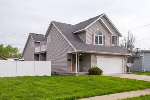 201 W Center St, Le Roy, IL 61752