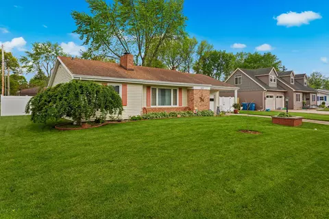 Exterior - 503 E Cedar Ln, Monticello, IL 61856 photo 2 of 9