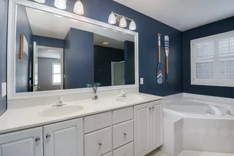 Bath - 7 Minks Ct, Bloomington, IL 61704 photo 1 of 4