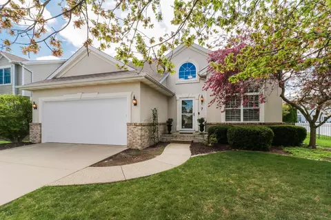 7 Minks Ct, Bloomington, IL 61704