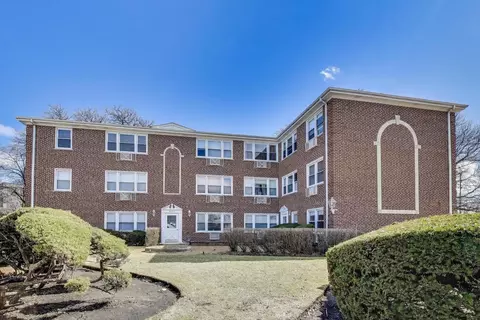 4855 Dobson St #304, Skokie, IL 60077
